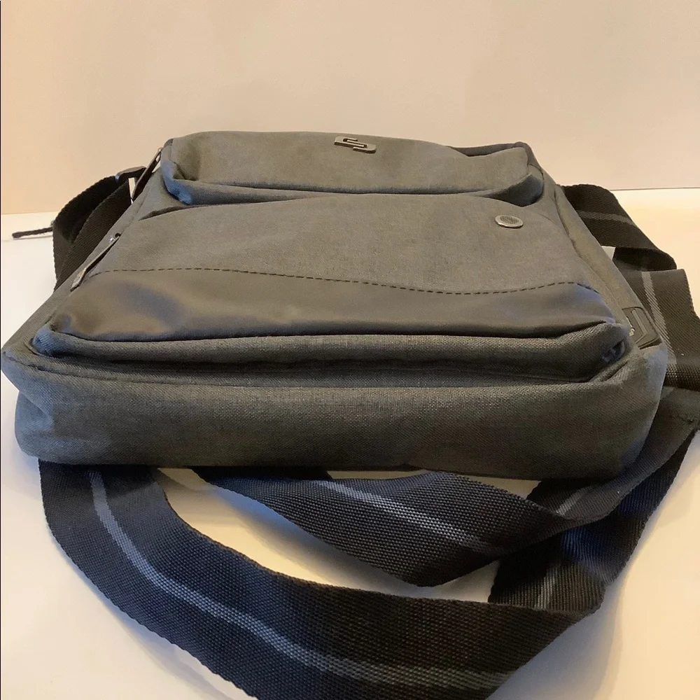 Solo 13.5” Urban Universal 11-inch Tablet Sling Bag